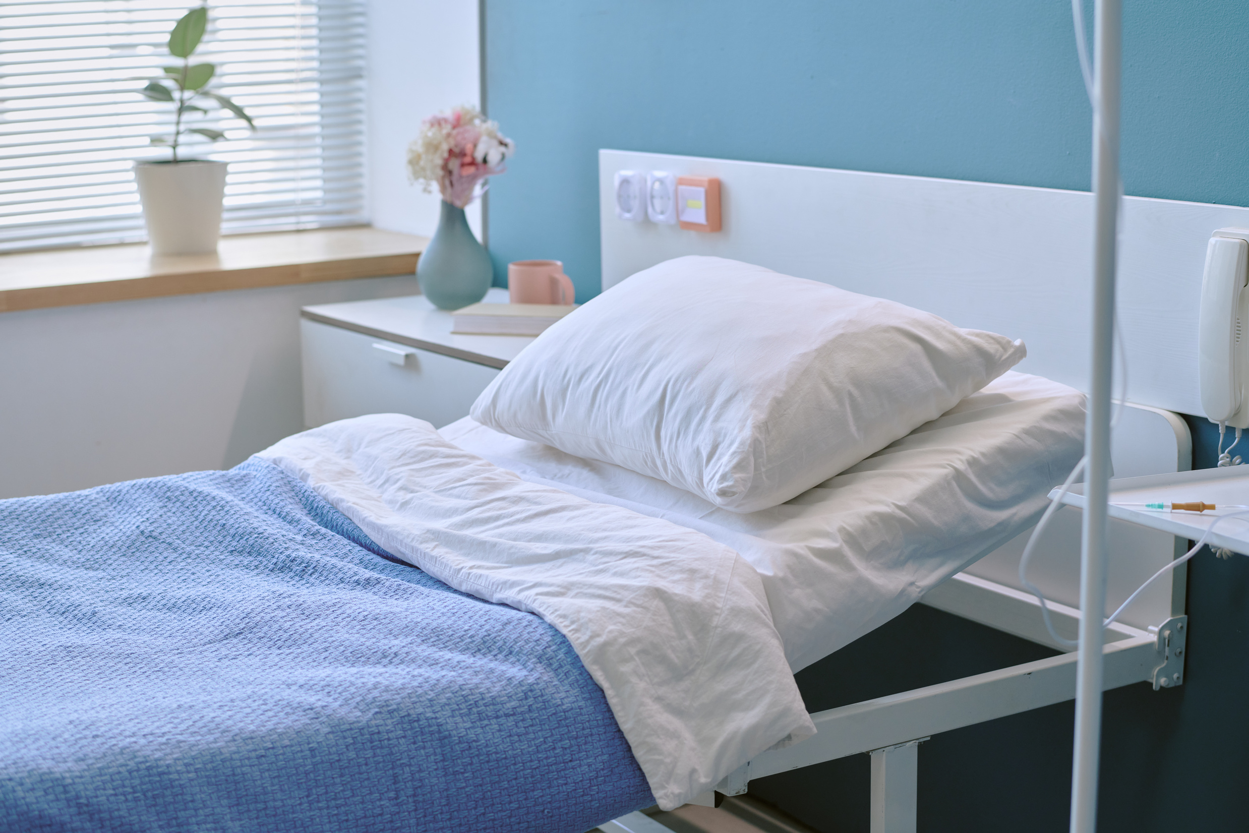 Cama hospitalaria como ejemplo de mobiliario médico